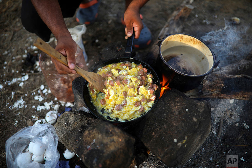 Đoàn di cư nghìn người chầu chực bên bờ giấc mơ Mỹ